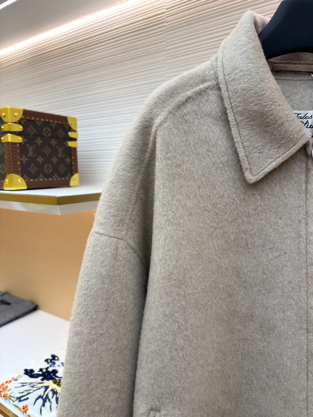 Acne Studios Lapel Zipper Drop Shoulder Long Sleeve Wool Jacket ●Original version: Purchased and developed by 10006 ●Item number: 1681819-C85 ●Fabric: wool fabric ●Technology: Made on positioning cutting machine ●Color: Oatmeal ●Version: Fitted version ●Weight: about 1180 grams ●Size: 46-48-50 ●Description: Made of high-density wool blended fabric, treated with double-sided worsted spinning process, it feels soft and waxy and has good drape. The body adopts a hidden zipper + lapel design, with a neat neckline; the pockets on both sides have a welt structure and are decorated with buttons of the same color, with exquisite details. The overall shape is slightly loose, the hem is naturally curved, and the edges are reinforced with overlocking technology, which not only retains the soft texture of the fabric, but also improves the durability, and combines simple style with advanced craftsmanship. The overall wiring is straight and delicate, the fabric is comfortable and soft, and the color is consistent without color difference. It can be matched with the same style to create a fashionable look and control various occasions. Customized accessories, complete with three standards, same style for men and women!